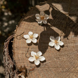 Boucles d'oreilles pendantes fleur blanche