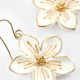 Boucles d'oreilles pendantes fleur blanche