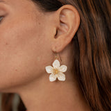 Boucles d'oreilles pendantes fleur blanche