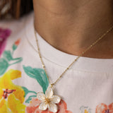 Collier fleur blanche