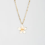 Collier fleur blanche