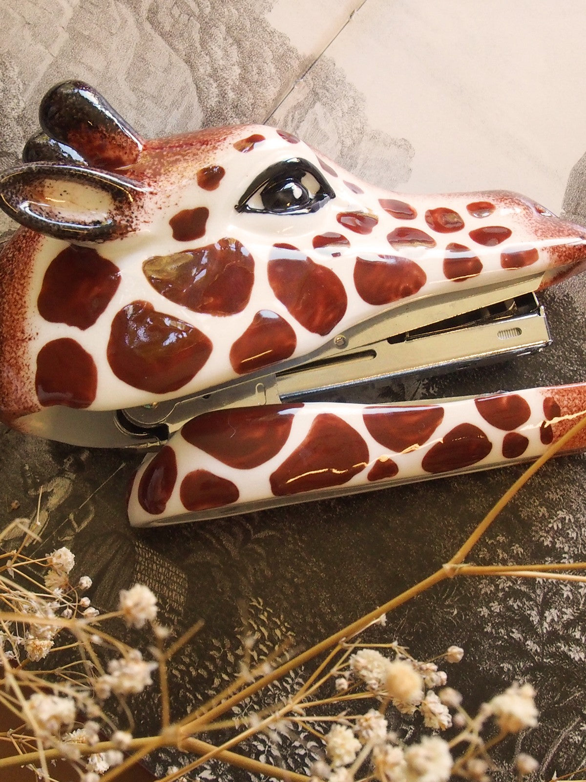 Agrafeuse girafe en porcelaine