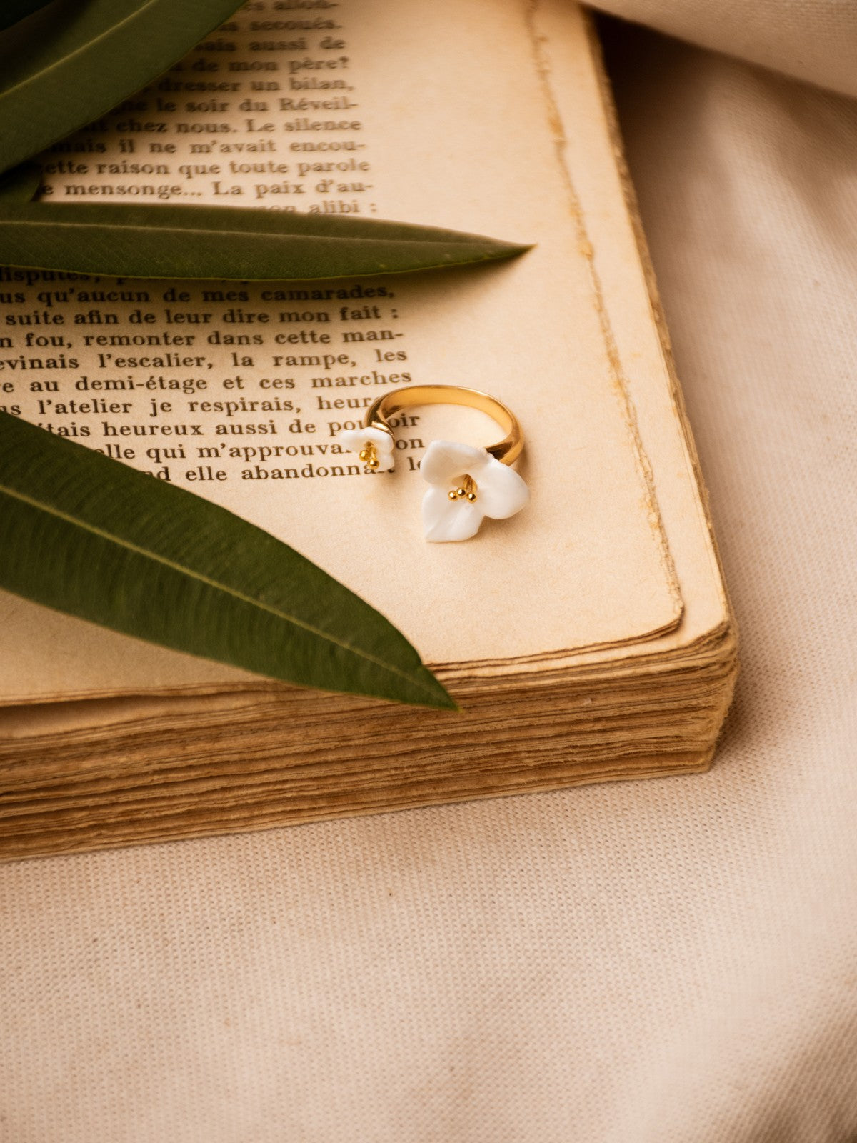 bague ajustable dorée fleur bougainvillier blanc