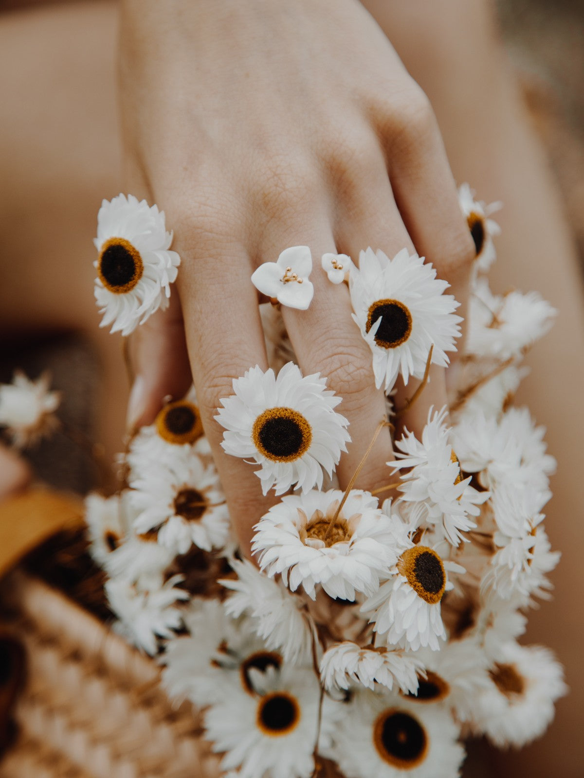 bague ajustable dorée fleur bougainvillier blanc