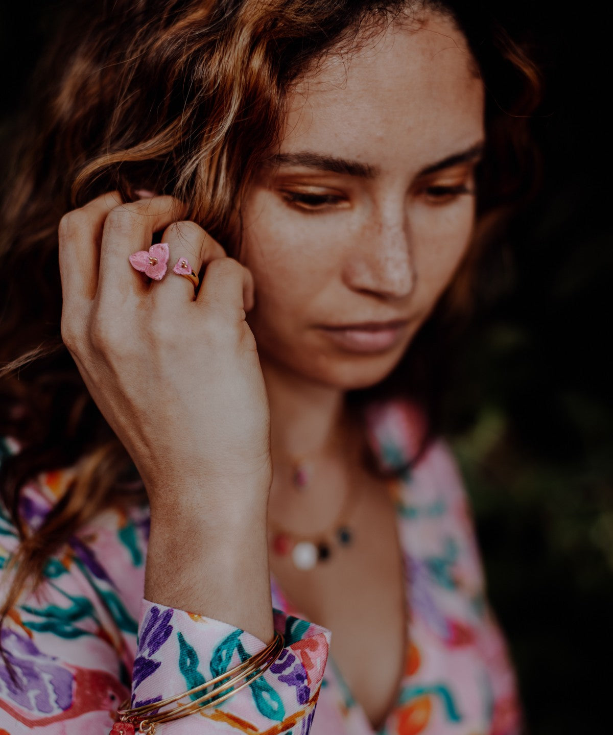 bague ajustable dorée fleur bougainvillier rose