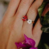 Bague coccinelle fleur blanche porcelaine laiton doré