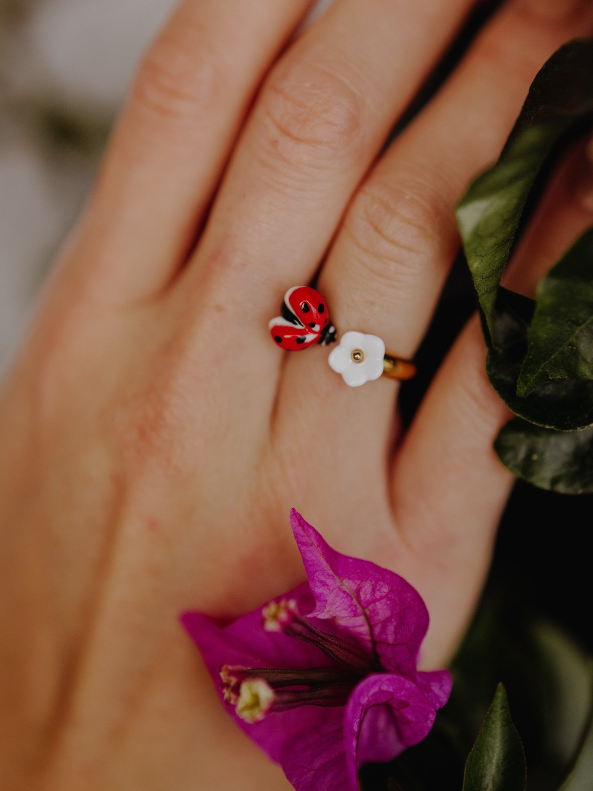 Bague coccinelle fleur blanche porcelaine laiton doré