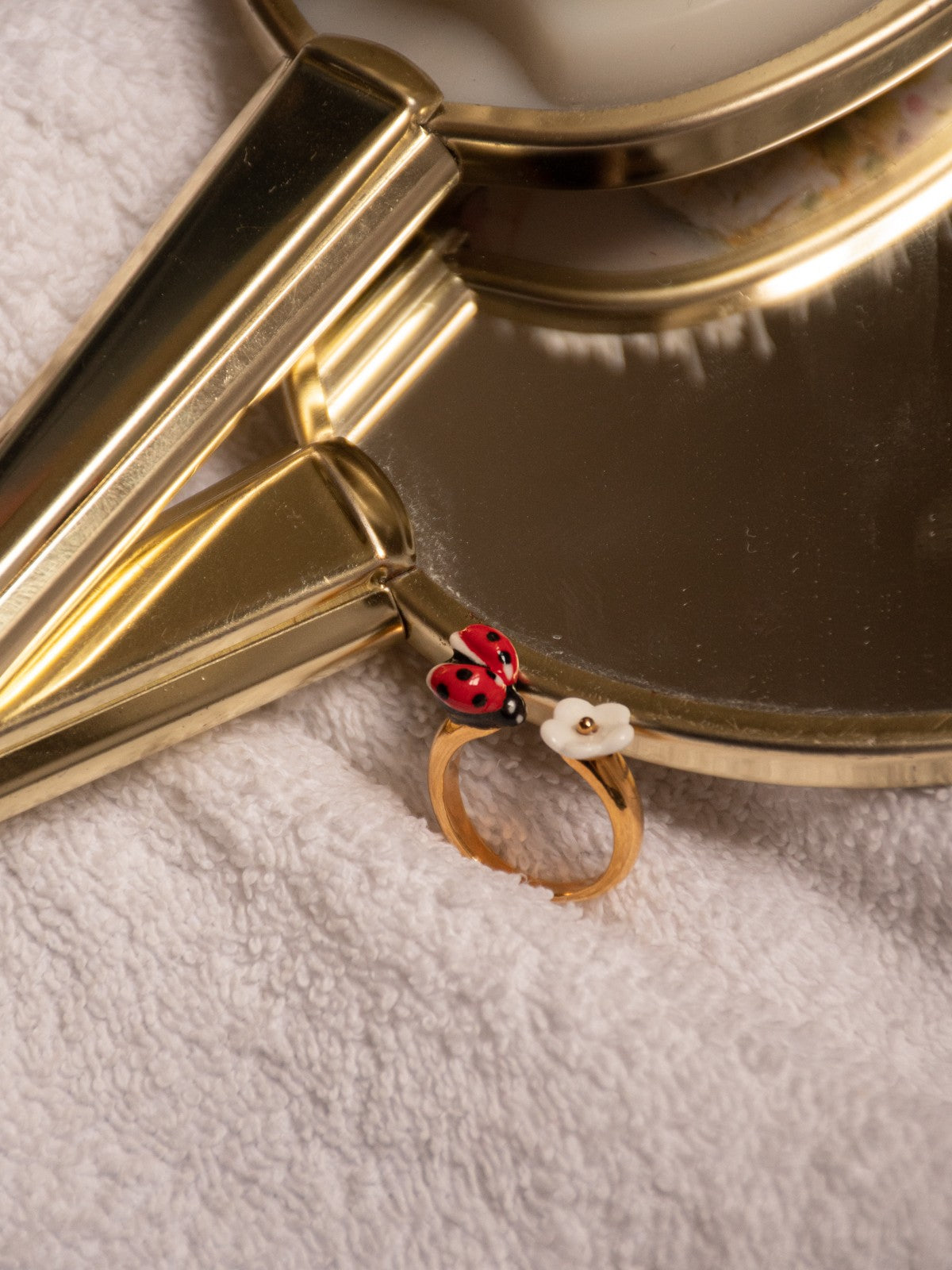 Bague coccinelle fleur blanche porcelaine laiton doré