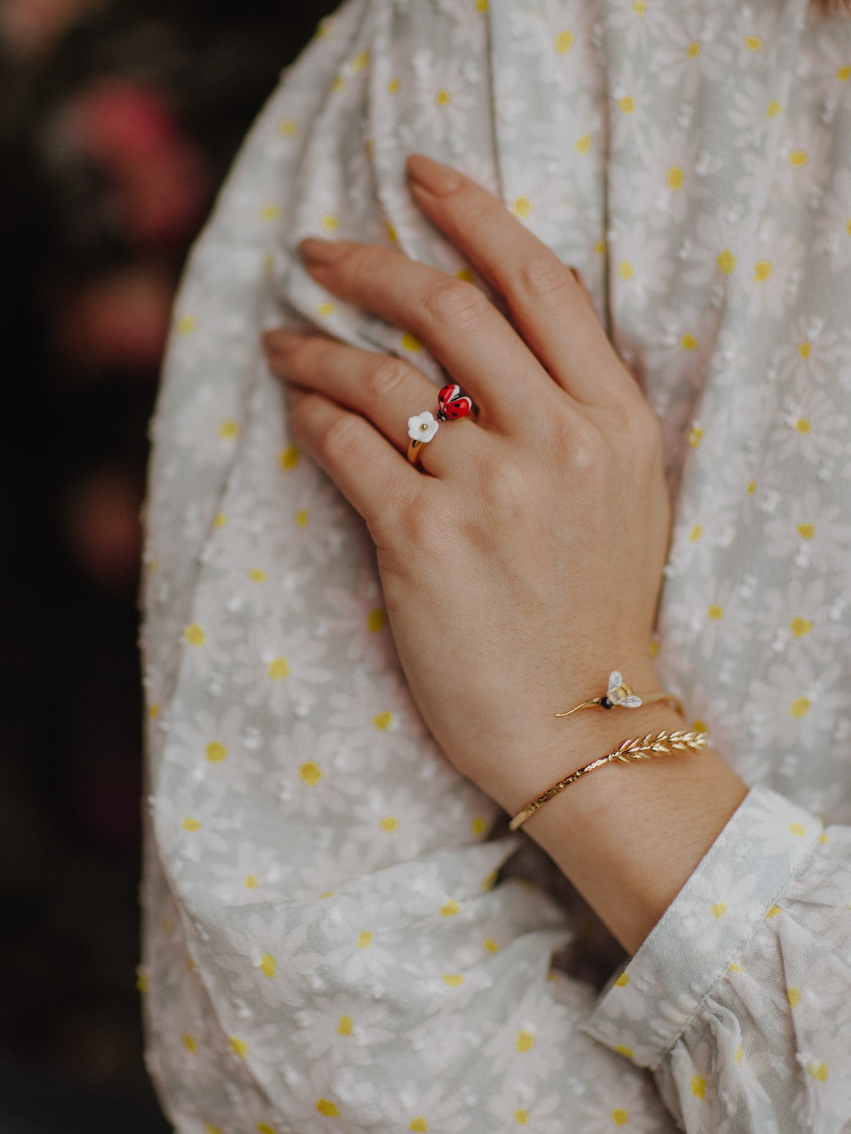 Bague coccinelle fleur blanche porcelaine laiton doré