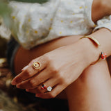 Bague coccinelle fleur blanche porcelaine laiton doré