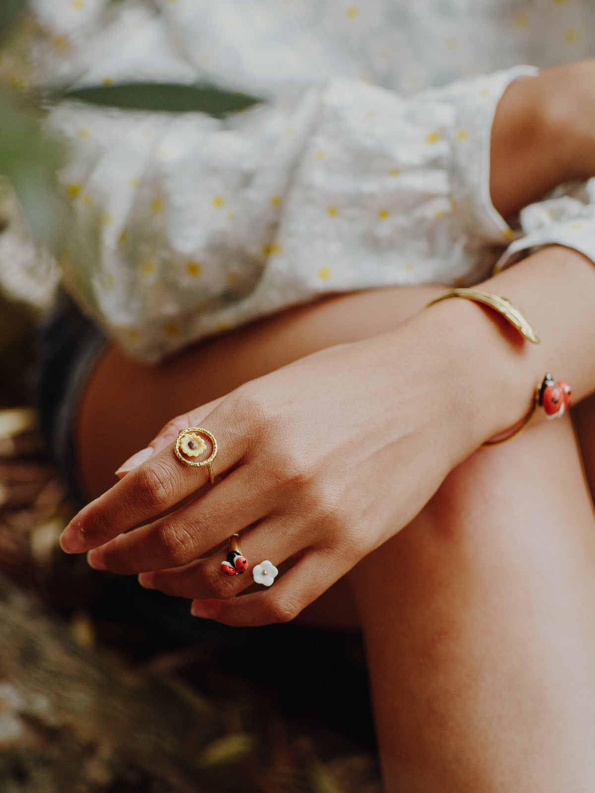 Bague coccinelle fleur blanche porcelaine laiton doré