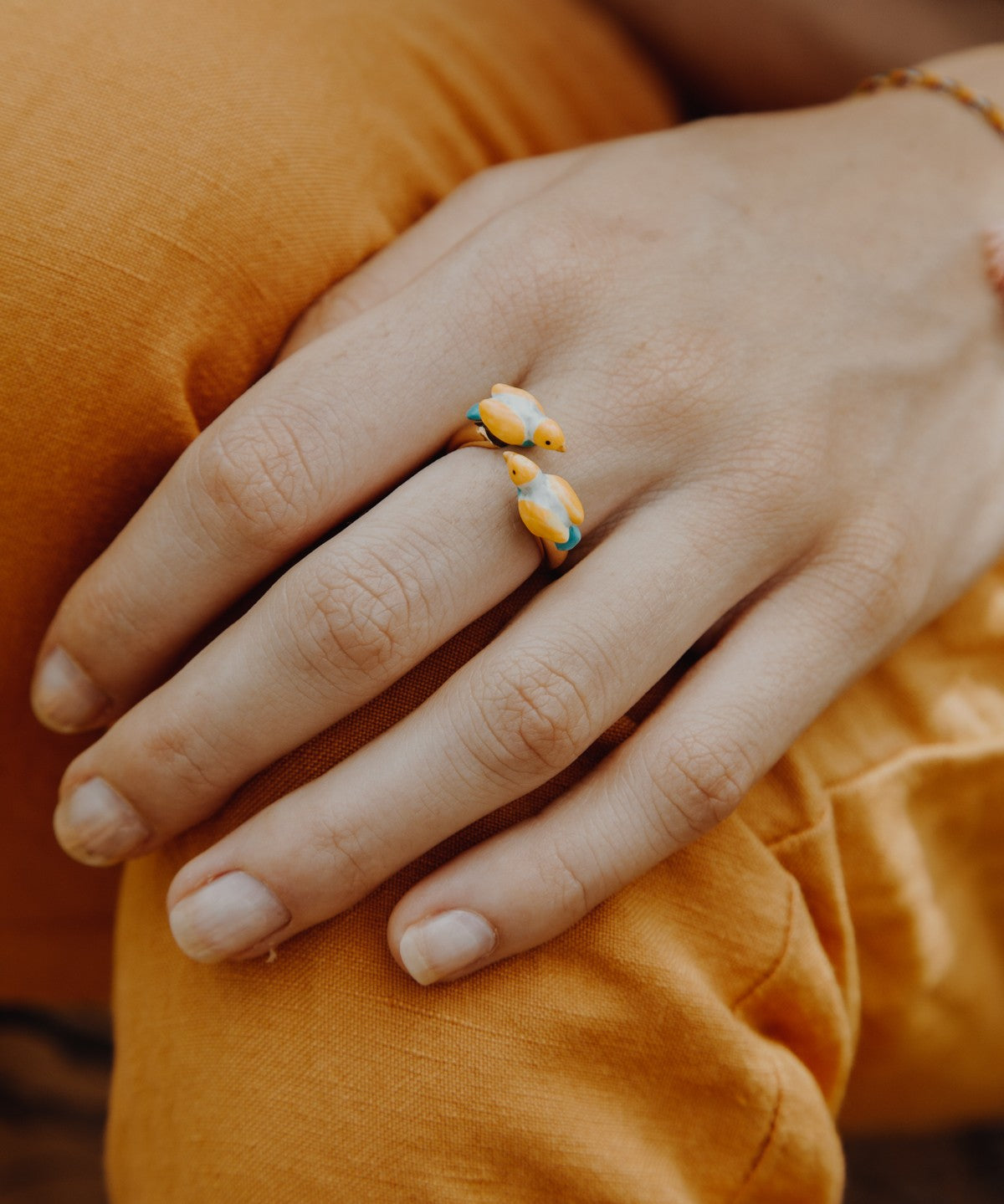 bague ajustable oiseau jaune et bleu perruche