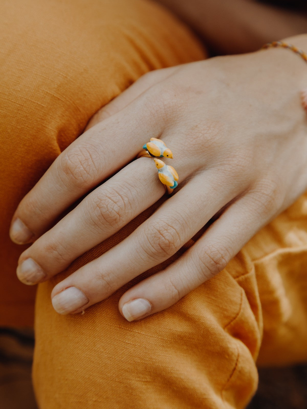 bague ajustable oiseau jaune et bleu perruche