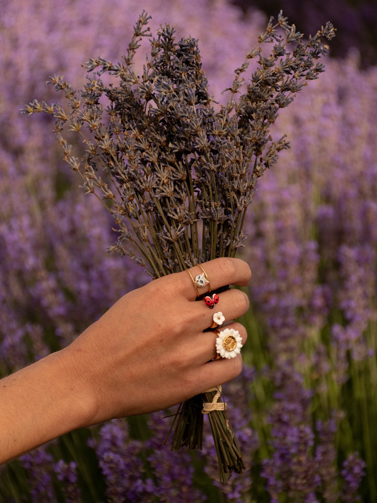 Bague marguerite en porcelaine et laiton doré