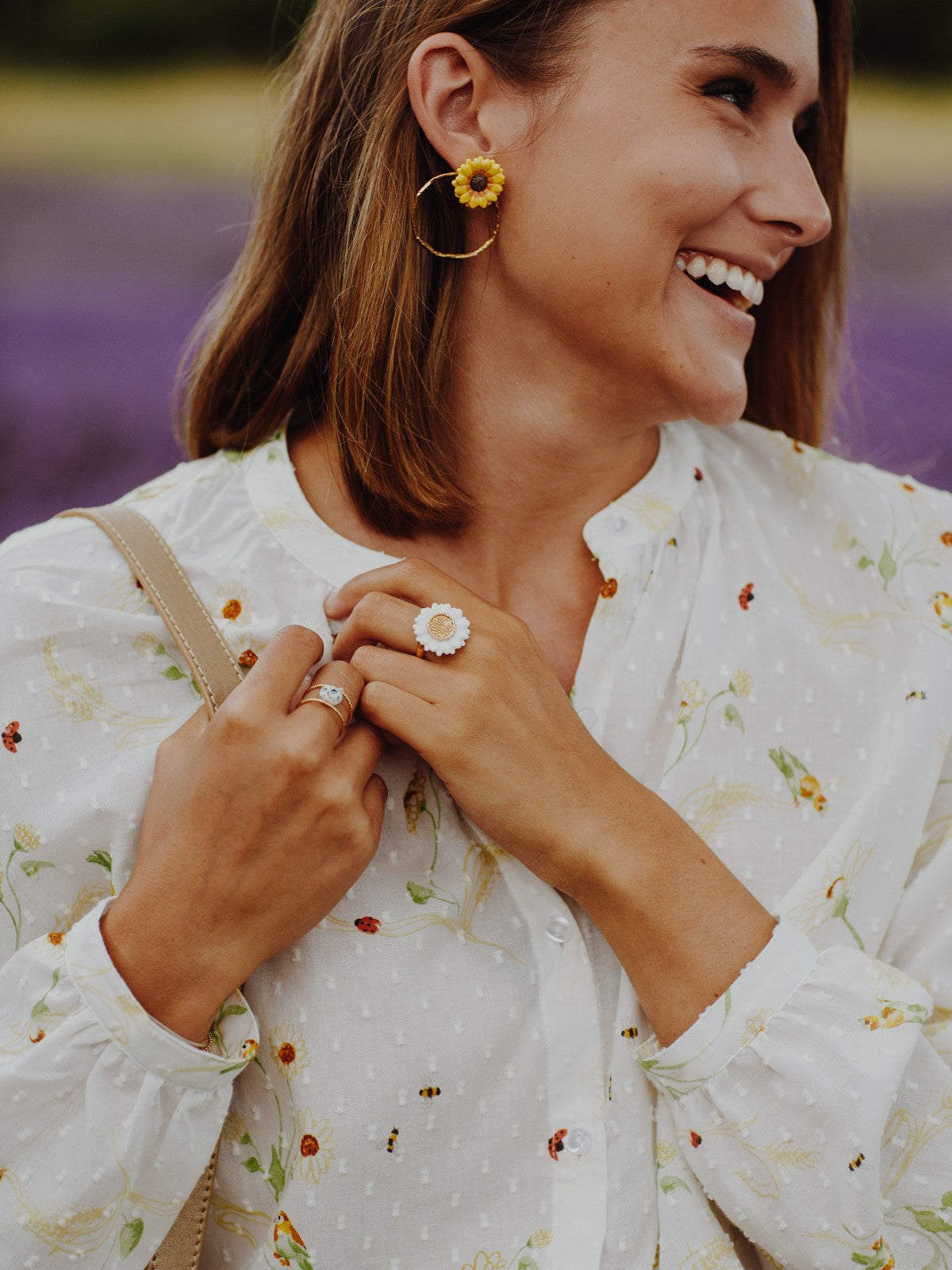 Bague marguerite en porcelaine et laiton doré