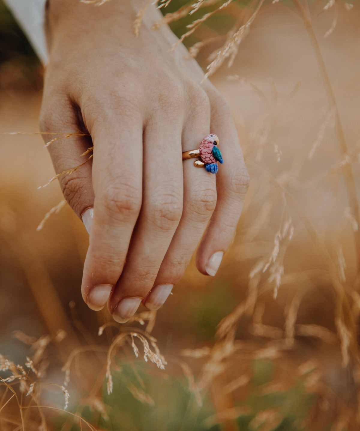 bague ajustable dorée perroquet rose et bleu