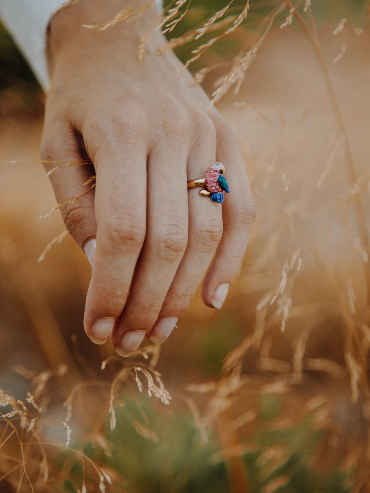 bague ajustable dorée perroquet rose et bleu