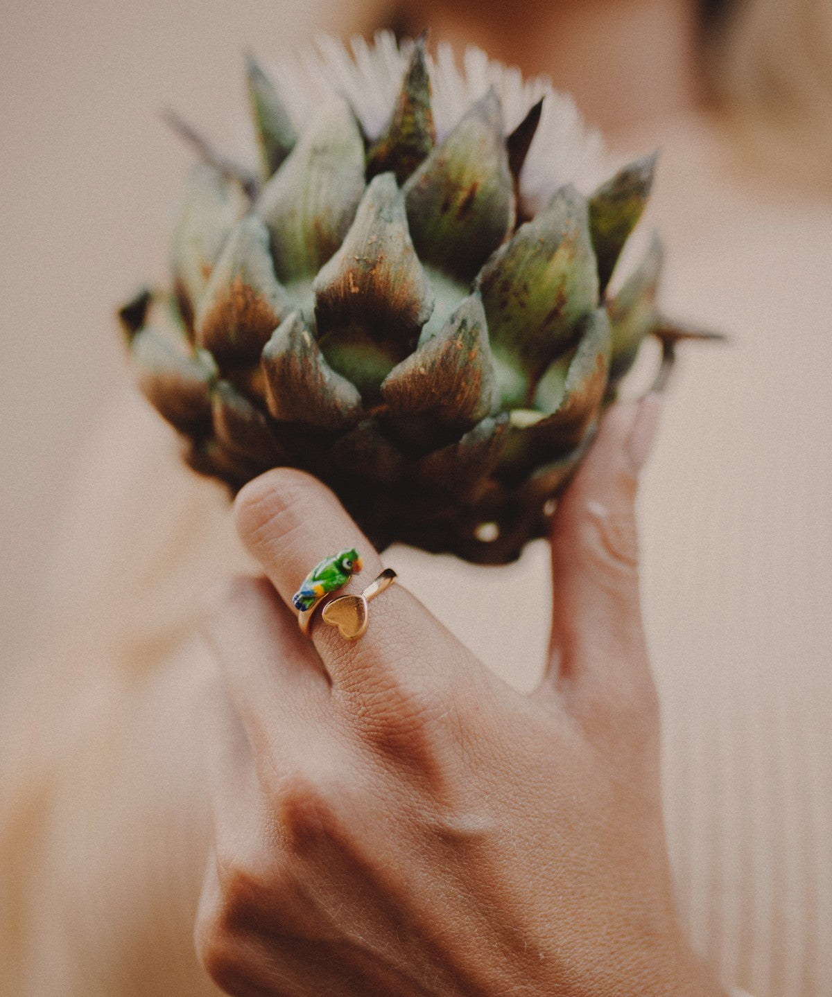 bijou bague ajustable avec coeur et animal perroquet vert en porcelaine peinte à la main