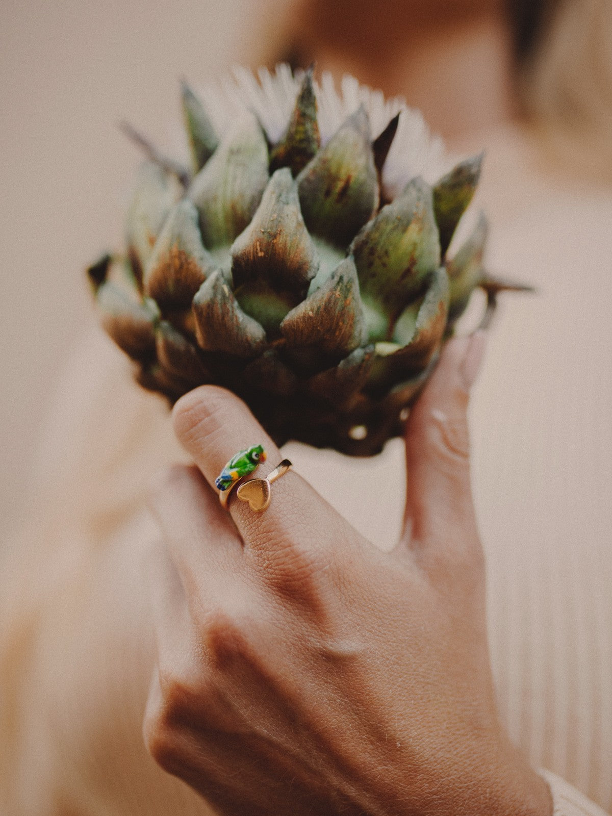 bijou bague ajustable avec coeur et animal perroquet vert en porcelaine peinte à la main