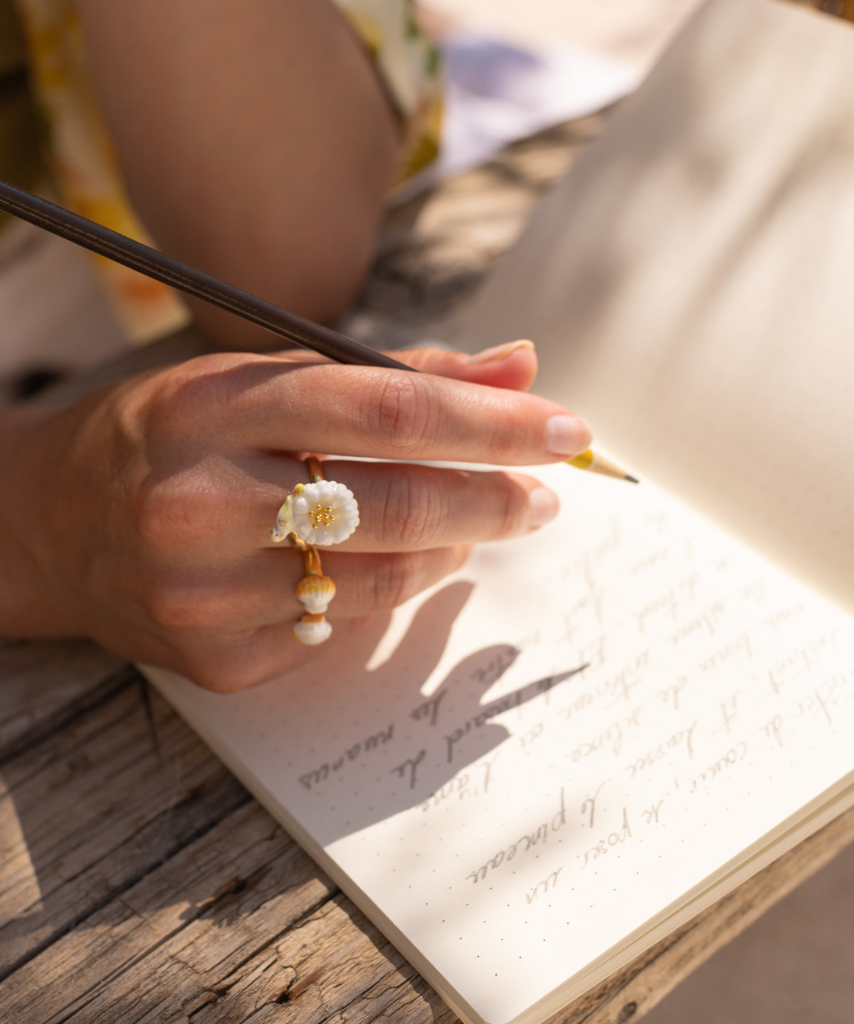 Bague perruche sur pissenlit blanc