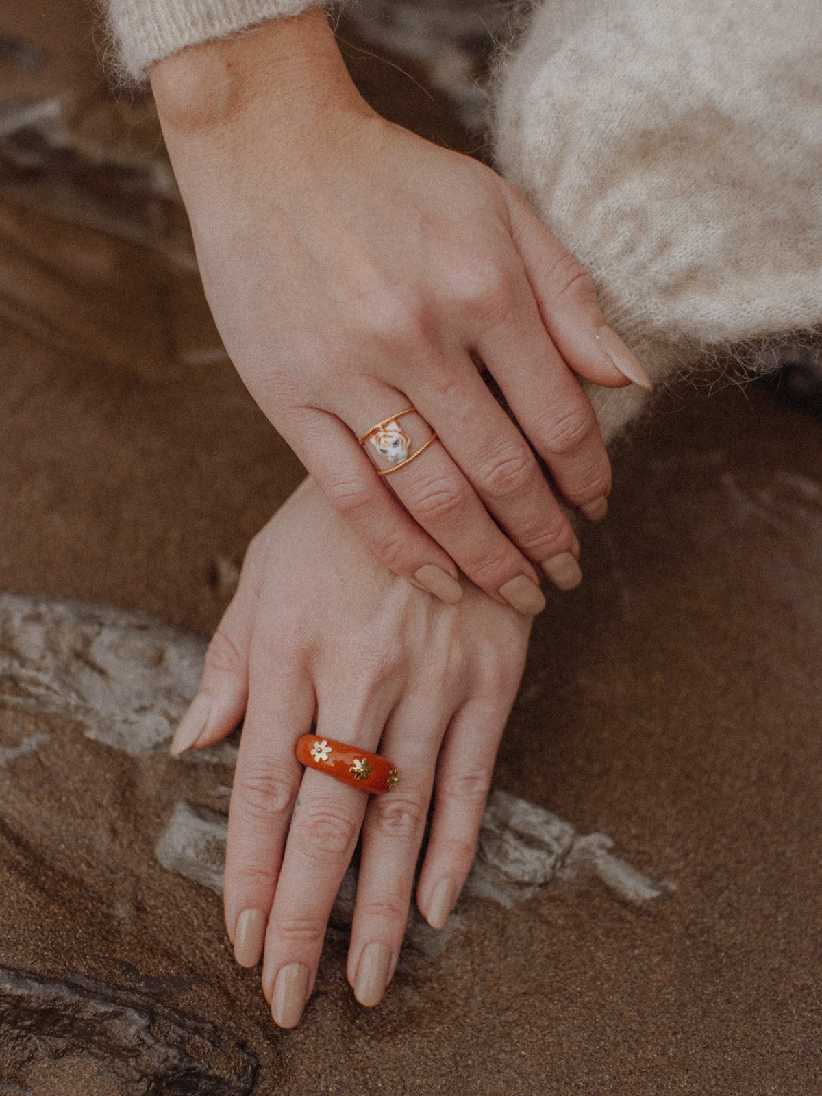 Bague peinte à la main terracota portée en porcelaine