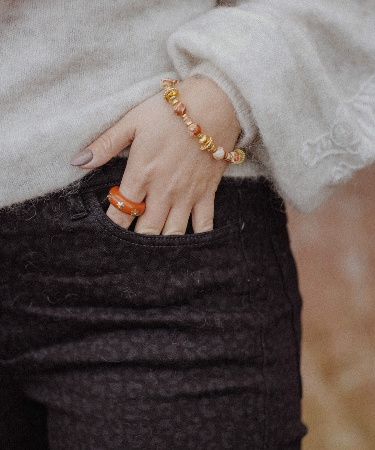 Bague peinte à la main terracota portée en porcelaine