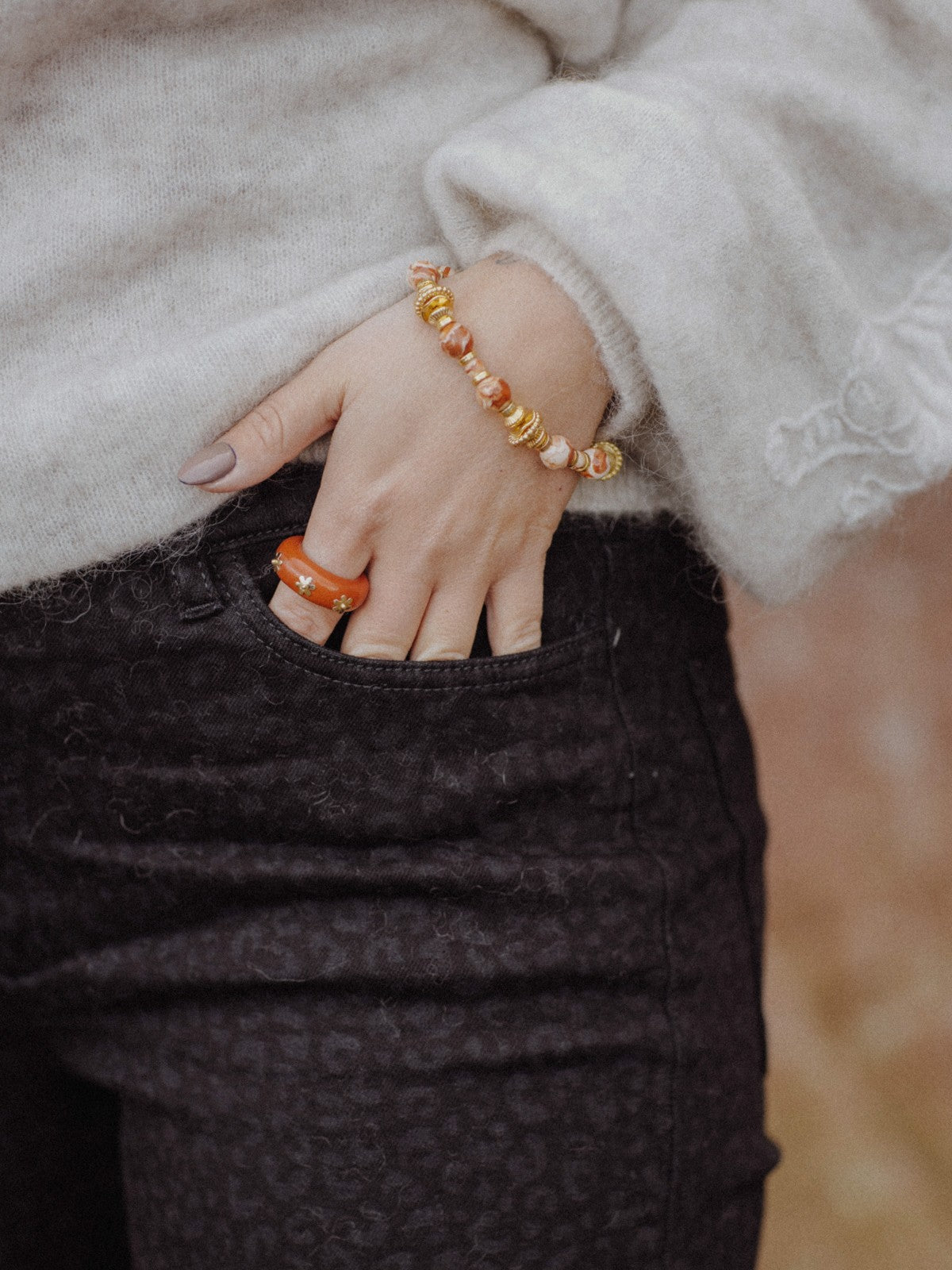 Bague peinte à la main terracota portée en porcelaine