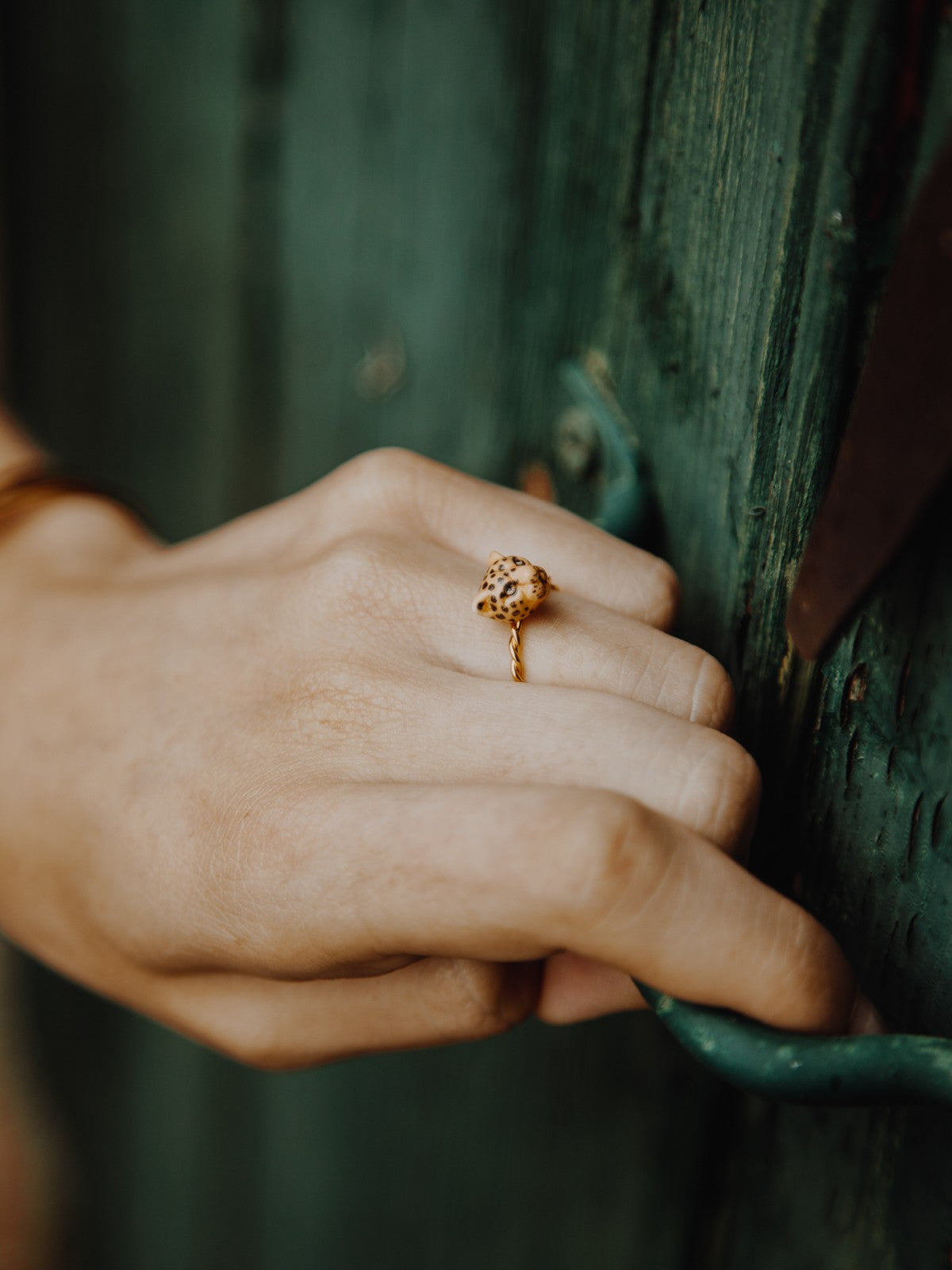 bague ajustable dorée torsadée léopard