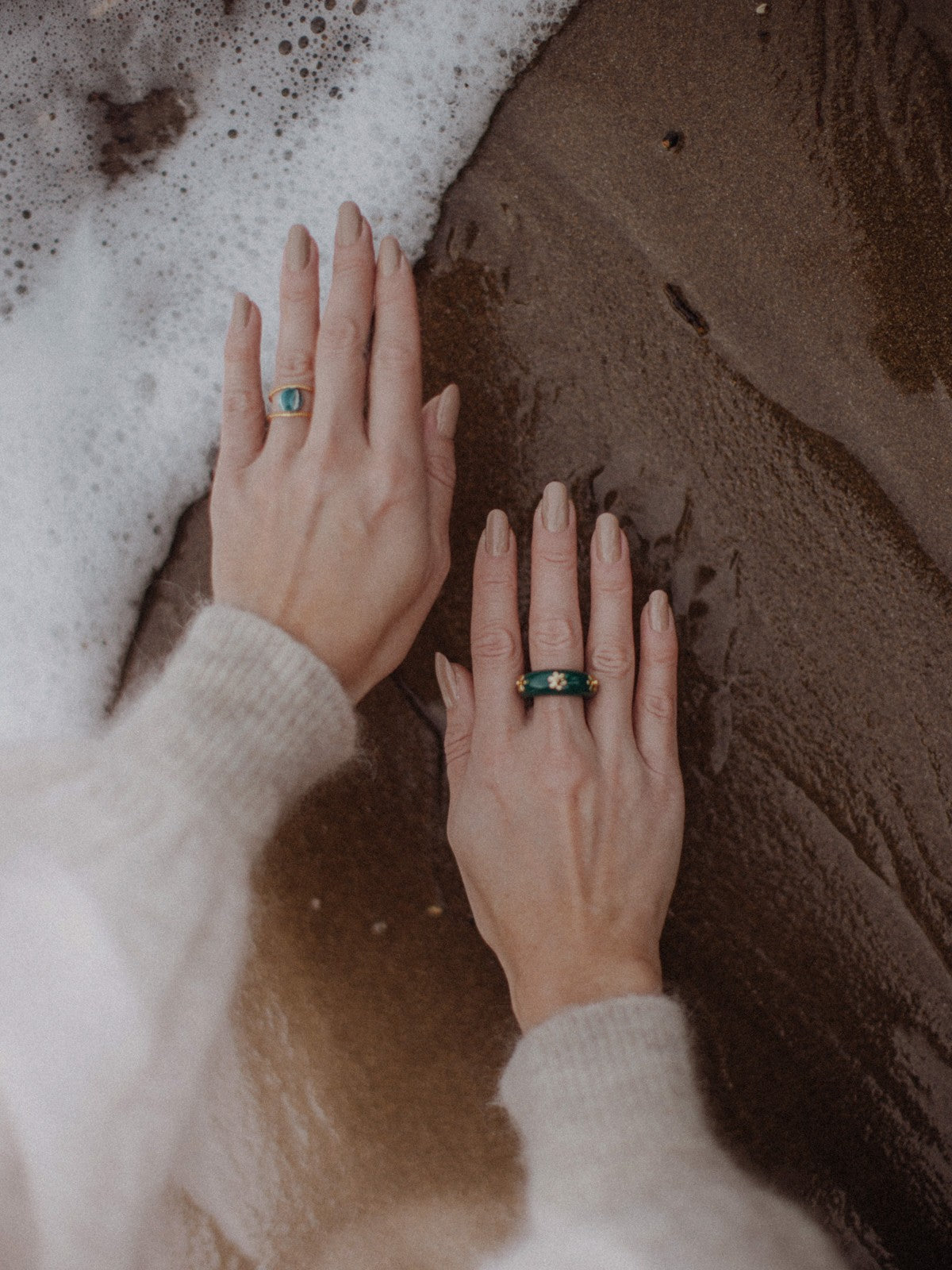 Bague en porcelaine peinte à la main bleu turquoise portée