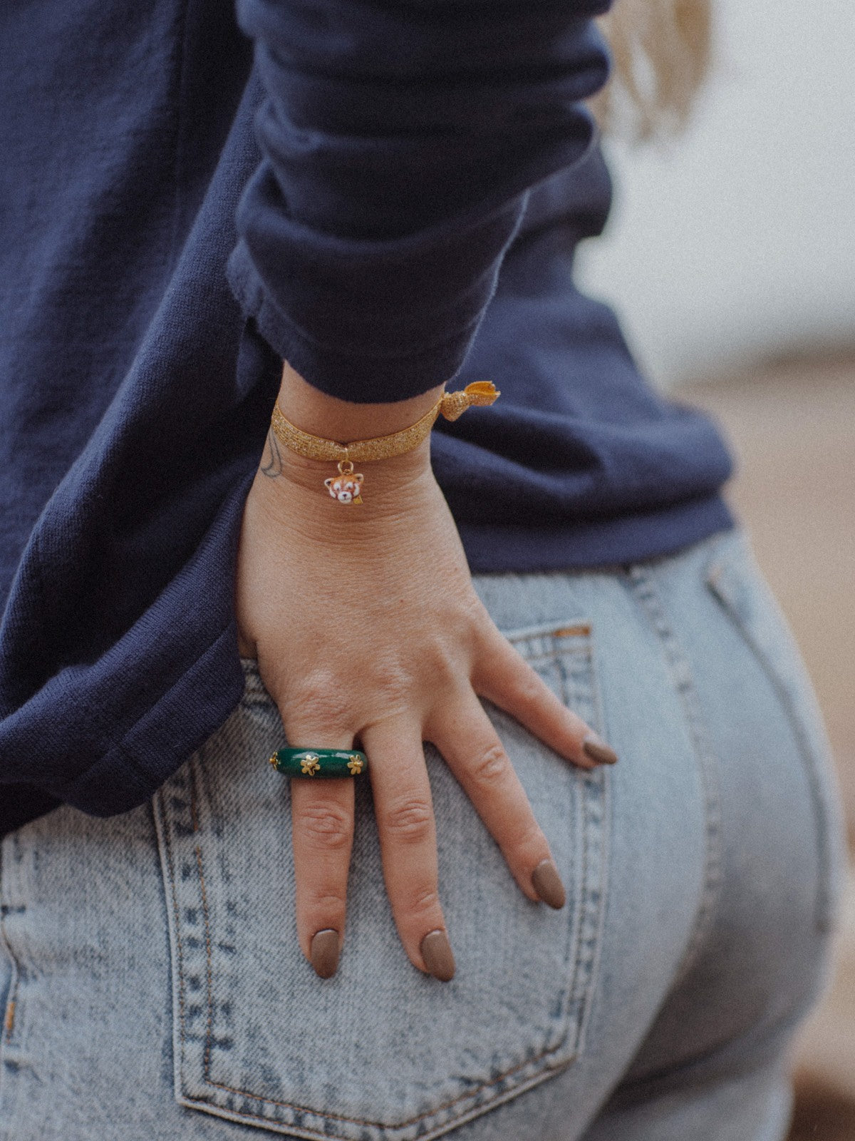 Bague en porcelaine peinte à la main bleu turquoise portée