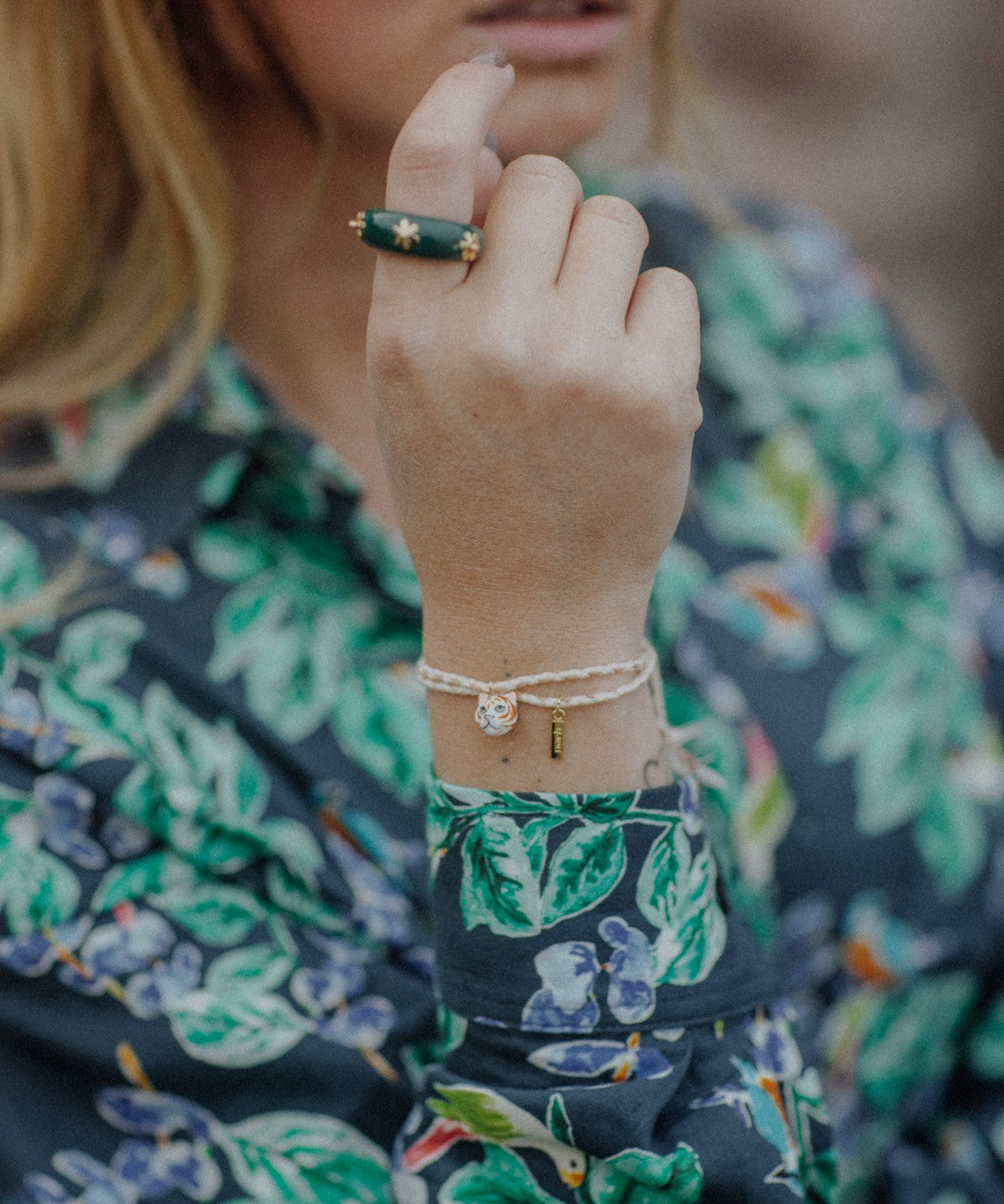 Bague en porcelaine peinte à la main bleu turquoise portée