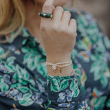 Bague en porcelaine peinte à la main bleu turquoise portée