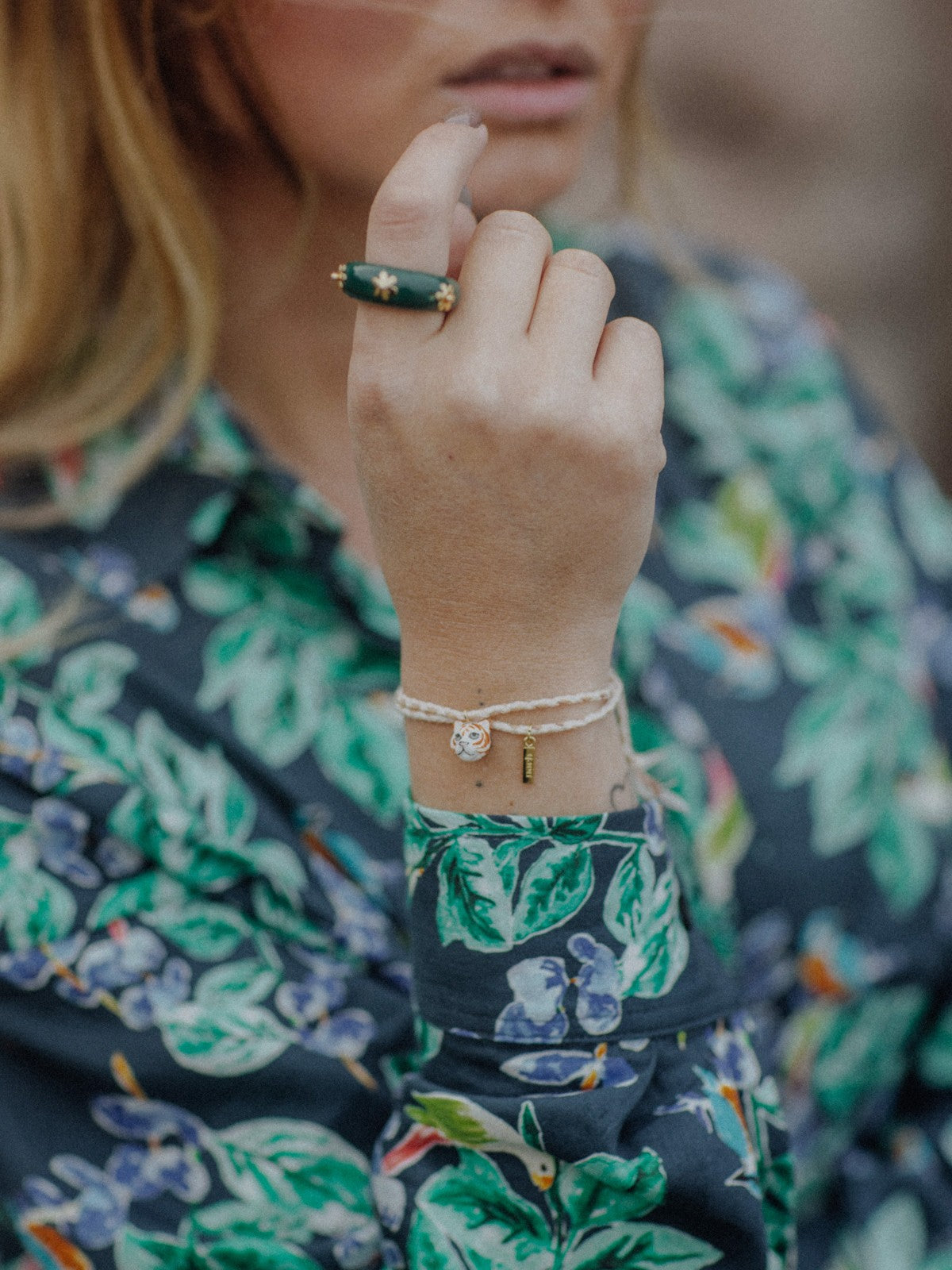 Bague en porcelaine peinte à la main bleu turquoise portée