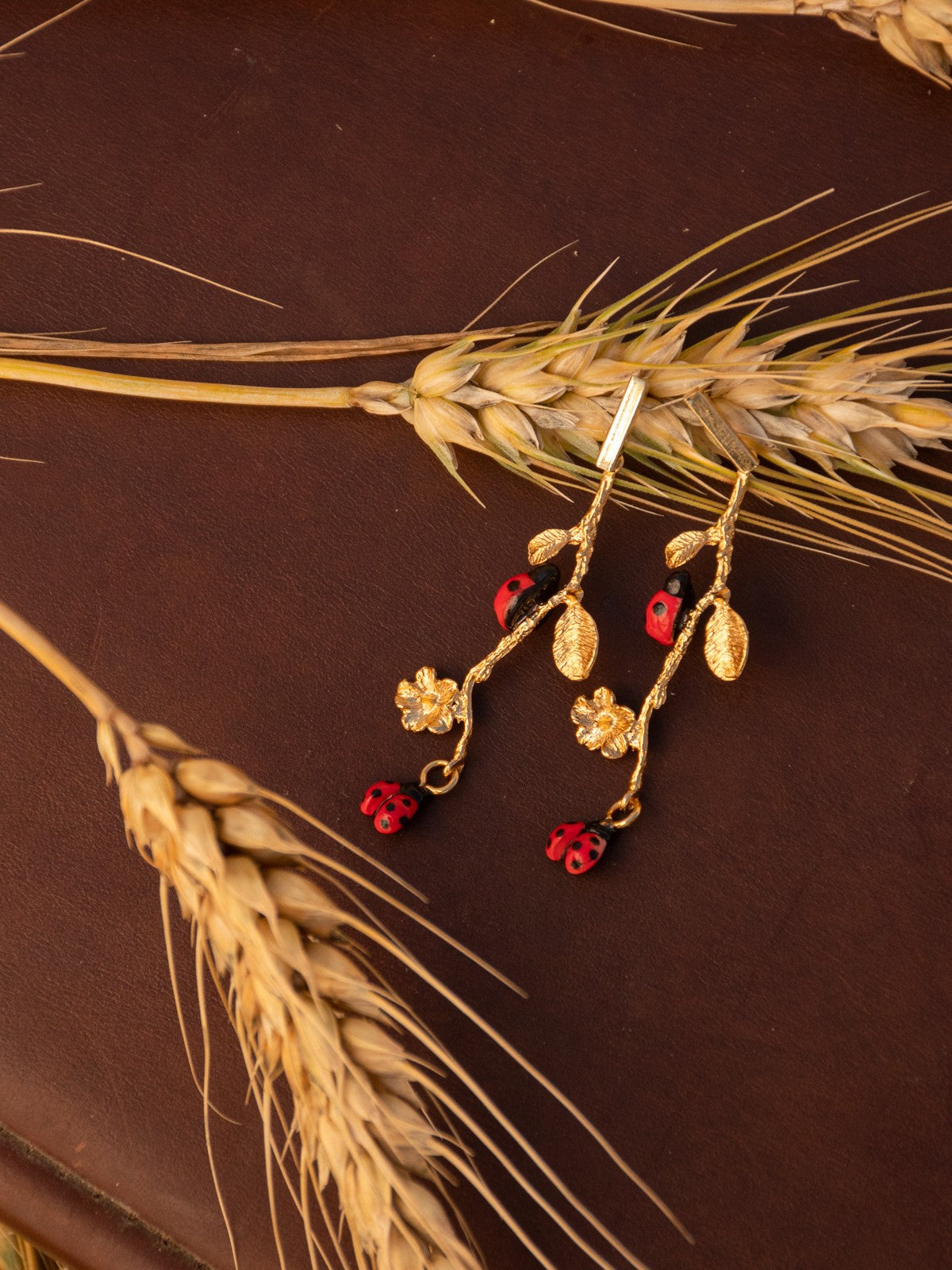 Boucles d'oreilles branche dorée coccinelle en porcelaine nach