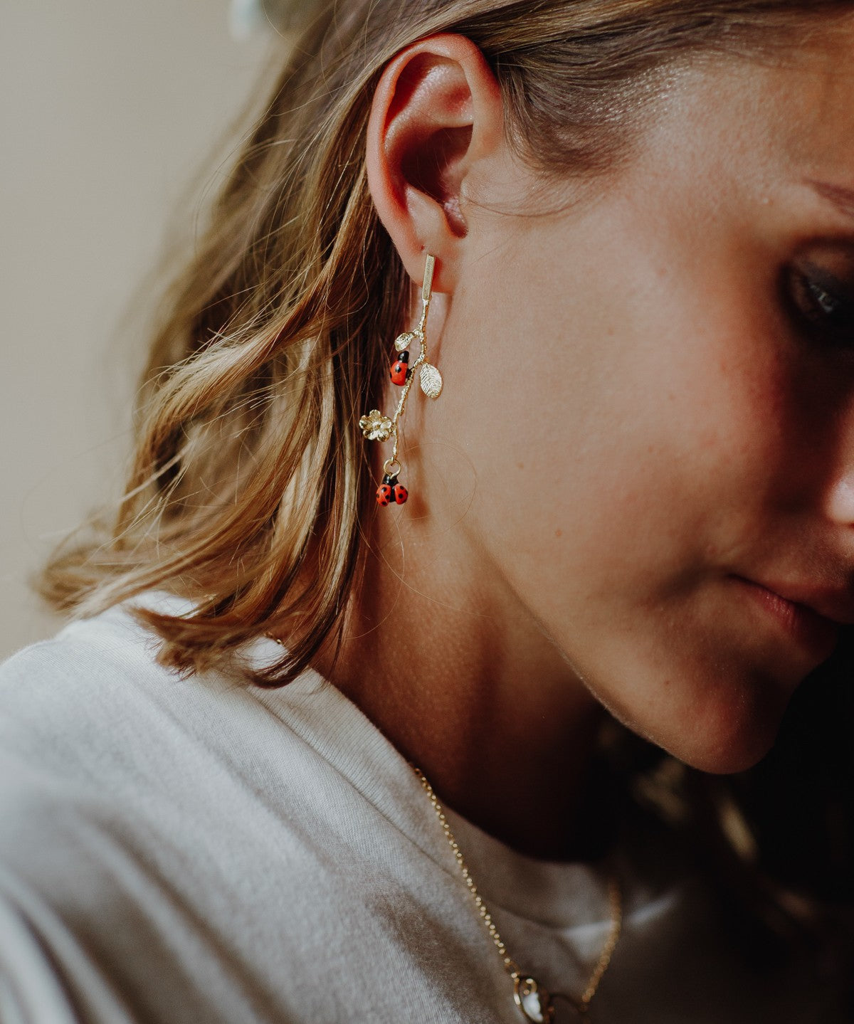 Boucles d'oreilles branche dorée coccinelle en porcelaine nach