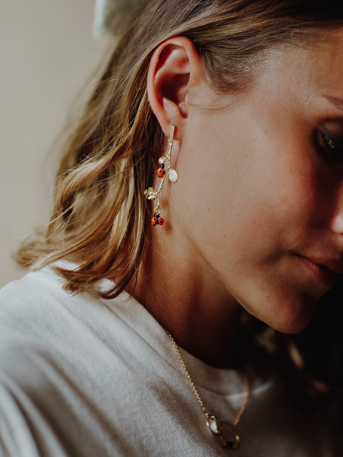 Boucles d'oreilles branche dorée coccinelle en porcelaine nach