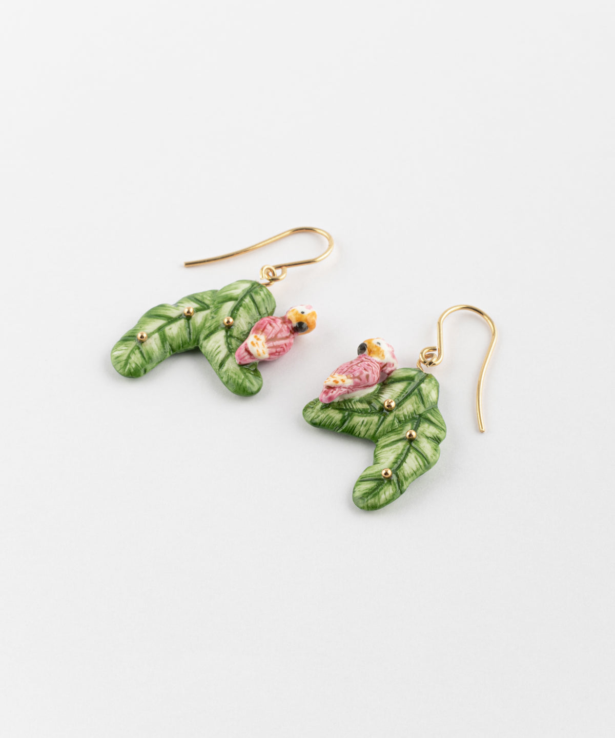 Boucles d'oreilles cacatoès sur feuilles de bananier