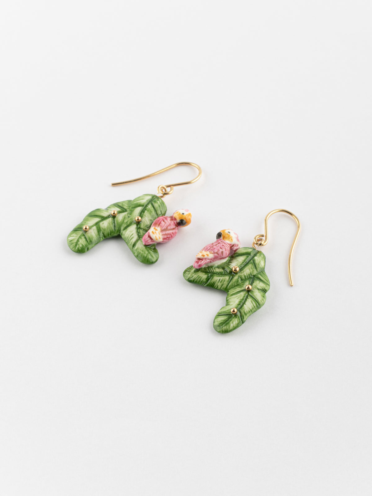 Boucles d'oreilles cacatoès sur feuilles de bananier