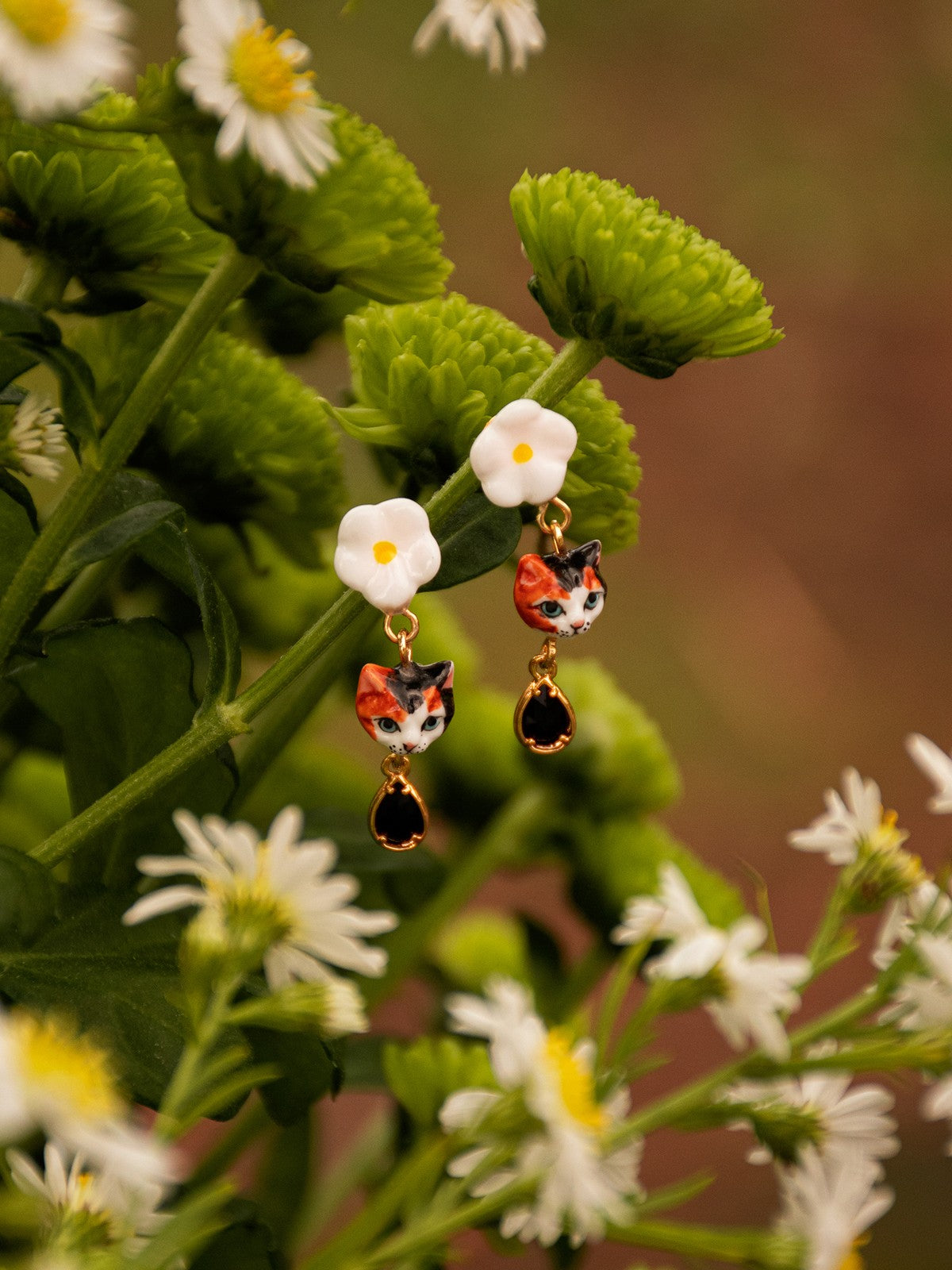 boucles d'oreilles pendantes chat blanc marron noir fleur pampille porcelaine