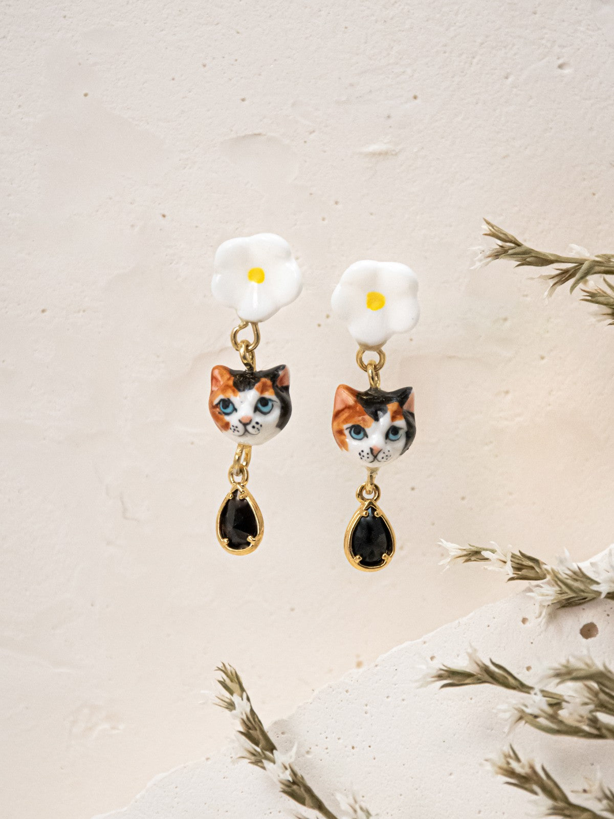 boucles d'oreilles pendantes chat blanc marron noir fleur pampille porcelaine