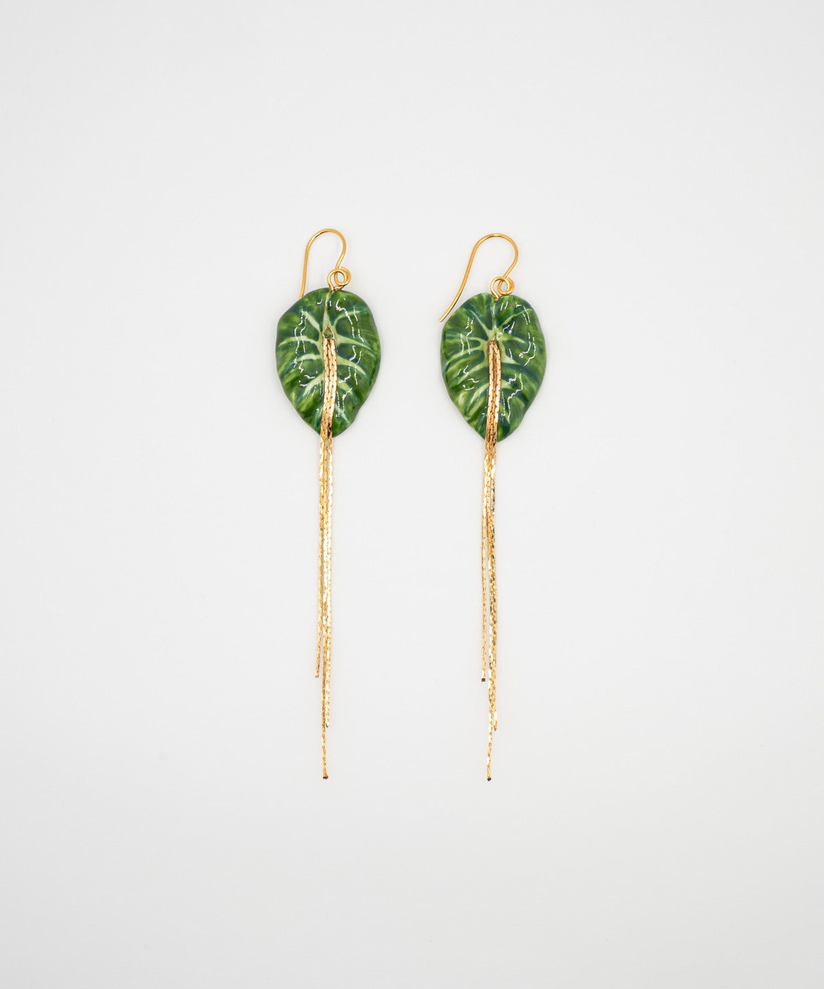 bijou boucles d'oreilles pendantes avec franges dorées et feuille verte en porcelaine peinte à la main