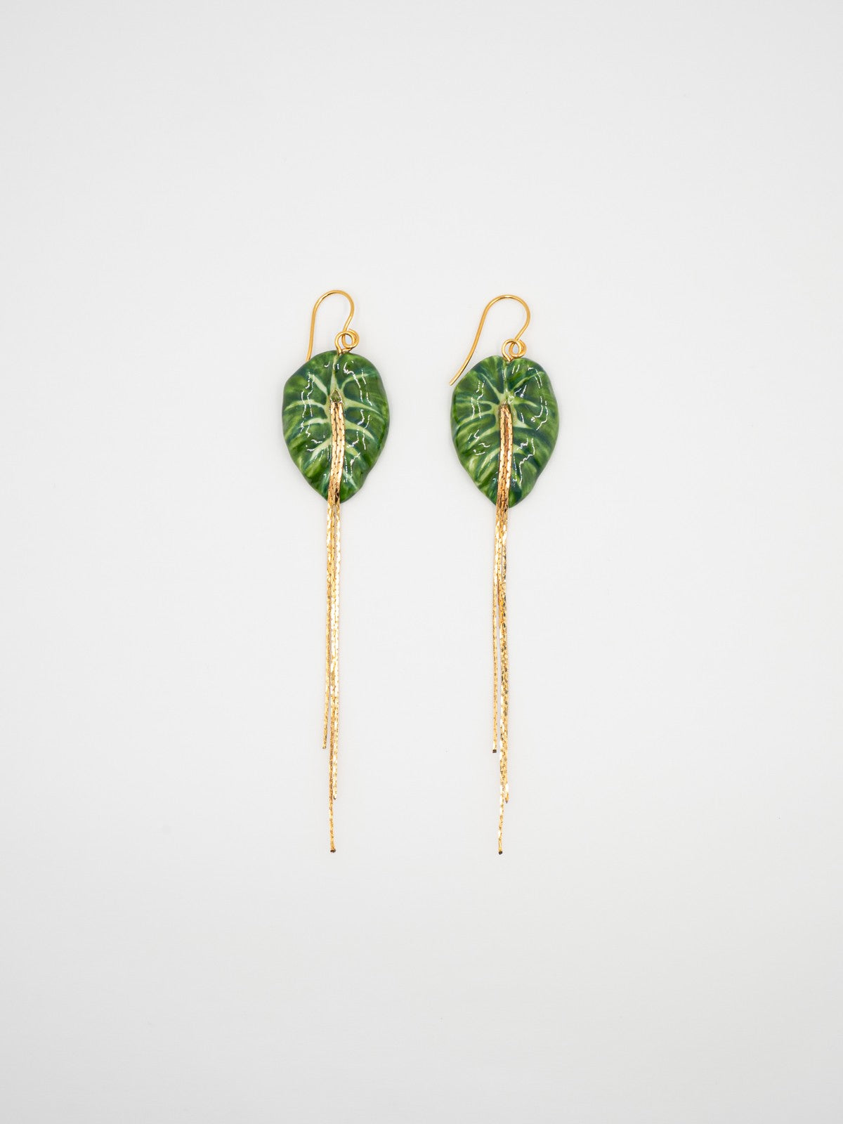 bijou boucles d'oreilles pendantes avec franges dorées et feuille verte en porcelaine peinte à la main