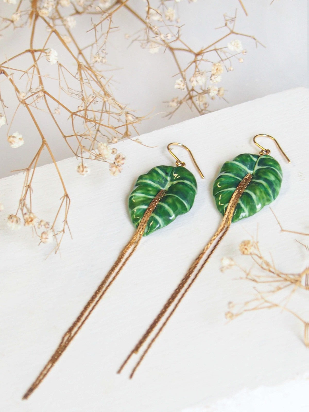 bijou boucles d'oreilles pendantes avec franges dorées et feuille verte en porcelaine peinte à la main