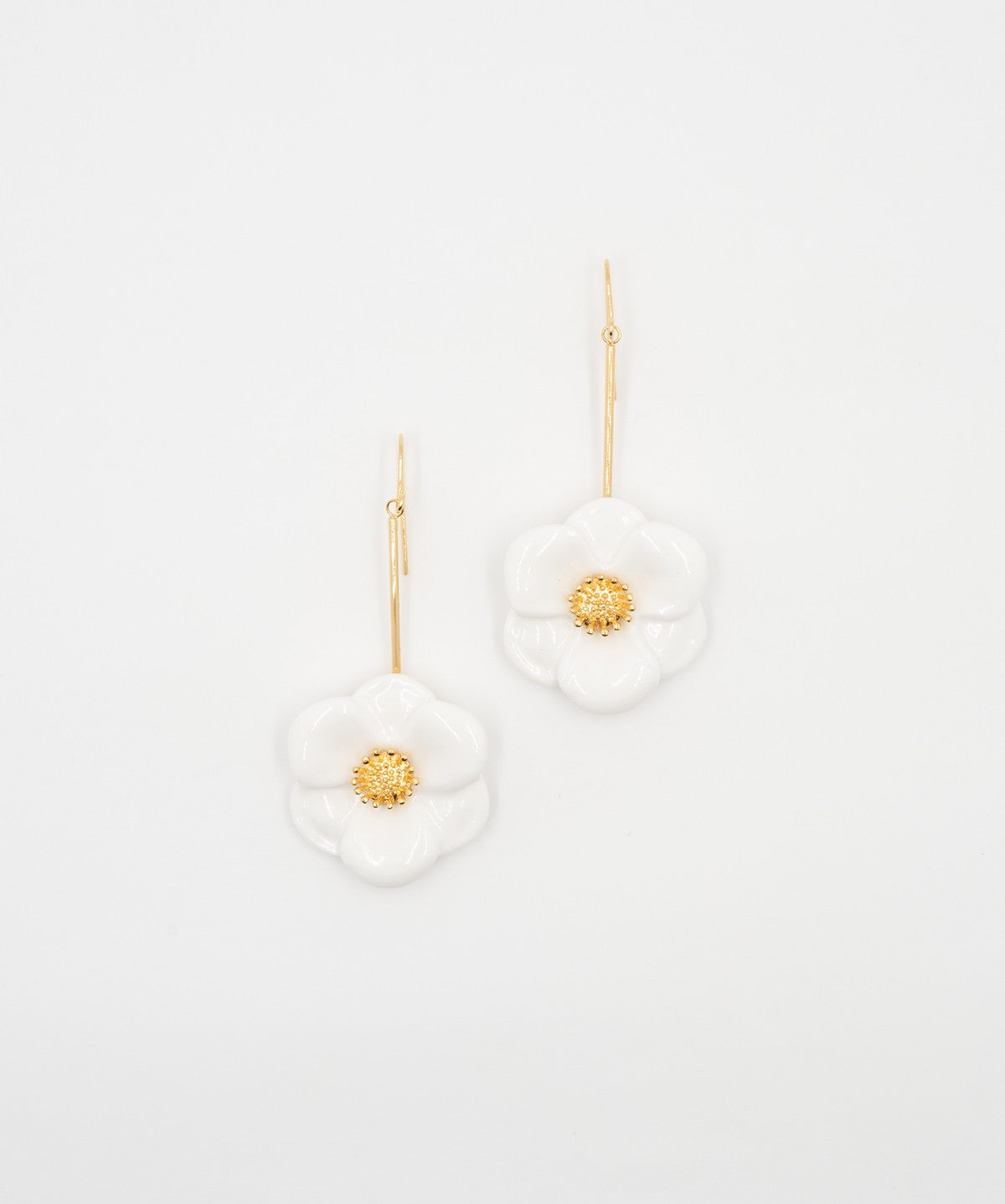 bijou boucles d'oreilles pendantes fleur blanche et dorée en porcelaine peinte à la main