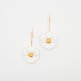 bijou boucles d'oreilles pendantes fleur blanche et dorée en porcelaine peinte à la main