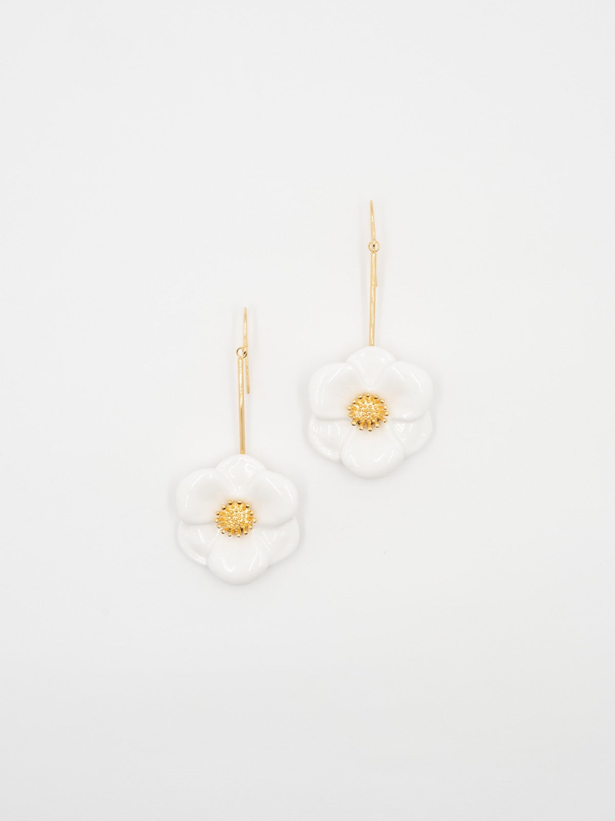 bijou boucles d'oreilles pendantes fleur blanche et dorée en porcelaine peinte à la main