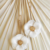 bijou boucles d'oreilles pendantes fleur blanche et dorée en porcelaine peinte à la main