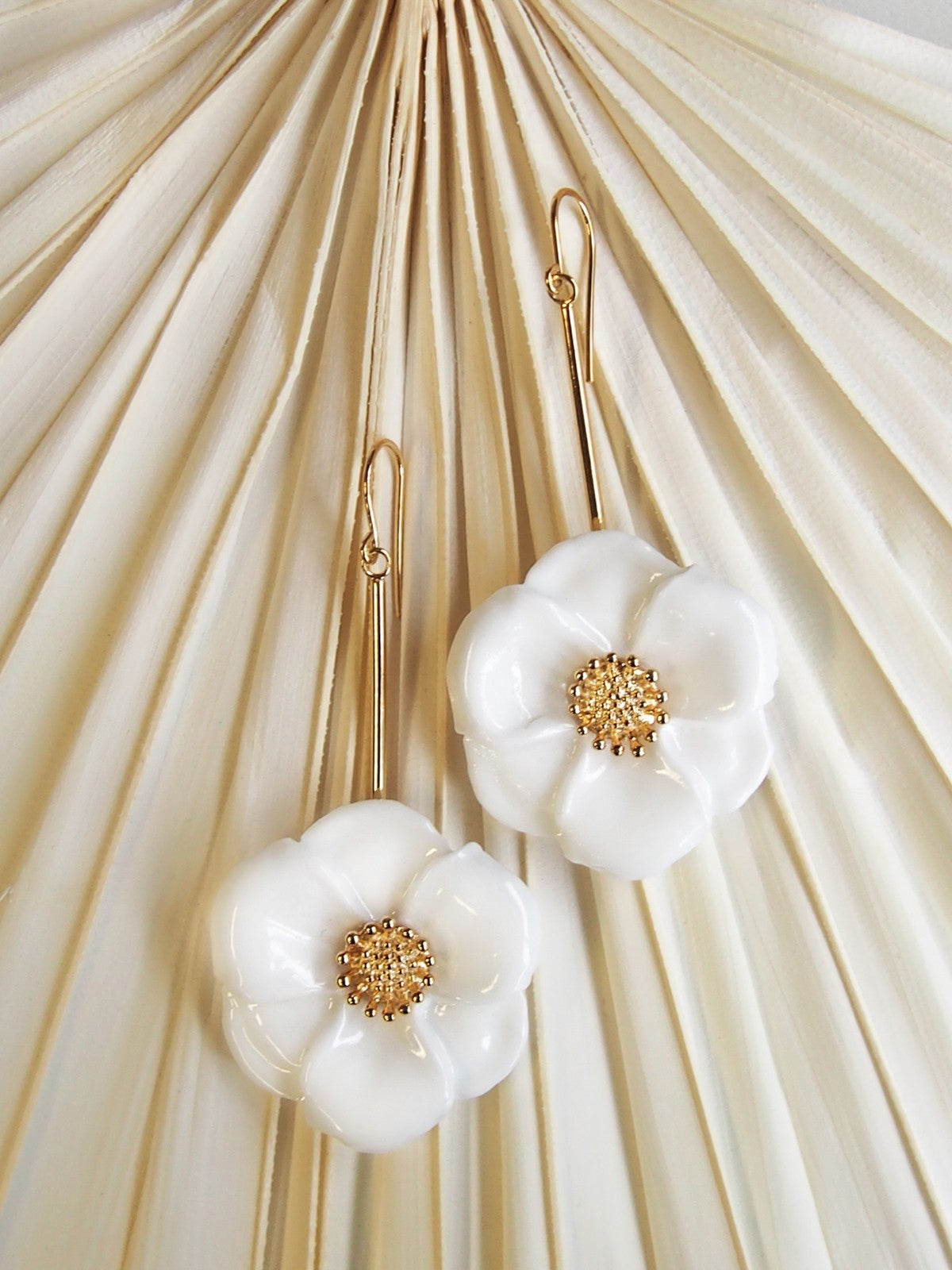 bijou boucles d'oreilles pendantes fleur blanche et dorée en porcelaine peinte à la main