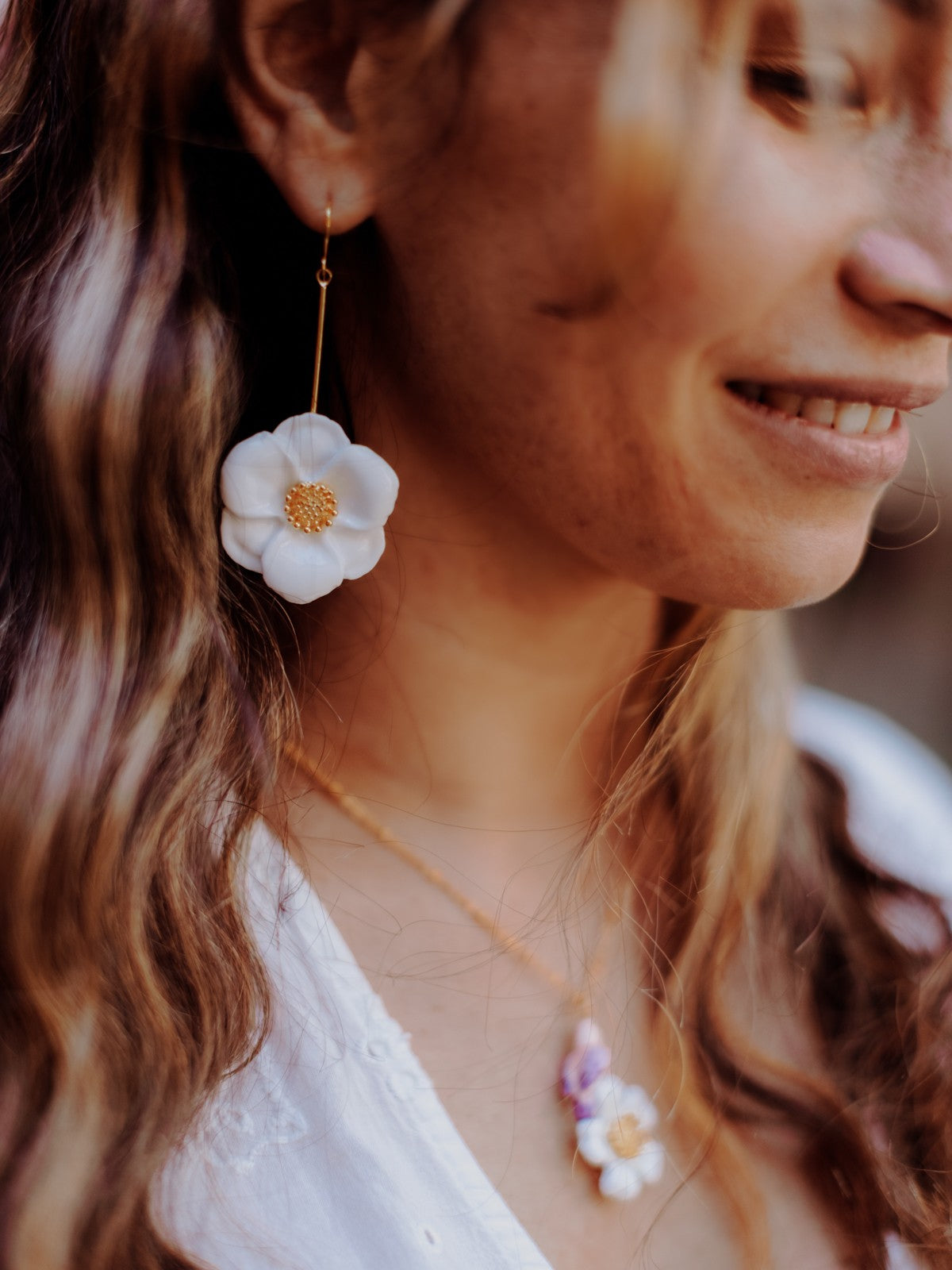 bijou boucles d'oreilles pendantes fleur blanche et dorée en porcelaine peinte à la main