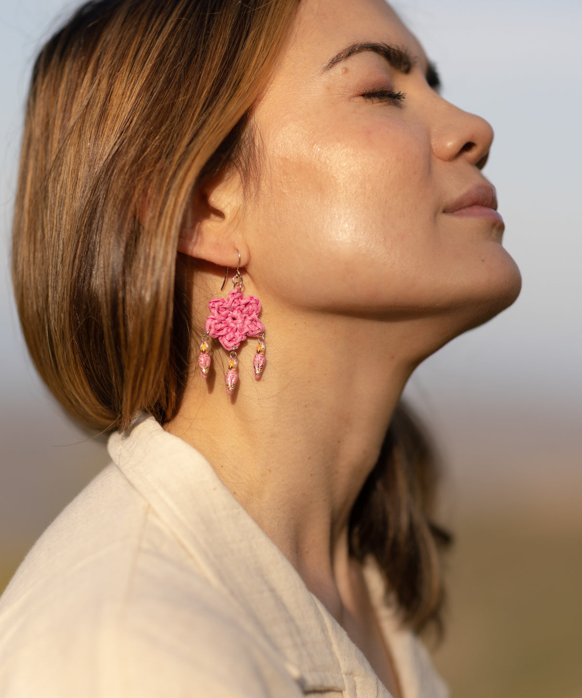 Boucles d'oreilles fleur en raphia & cacatoès